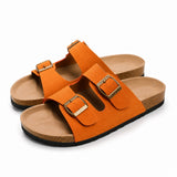 Sandale Plate Femme avec Deux Boucles Dorées orange avec doubles brides réglables, boucles dorées, semelle anatomique confortable et bout ouvert pour un style décontracté et estival.