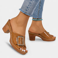 Sandale Sabot Femme avec Lanière en Simili Cuir marron, à bout ouvert, large boucle décorative, talon bloc confortable et finition effet crocodile