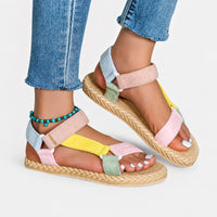 Sandale Scratch Femme Multicolore de Style Estival, avec brides à scratch pastel, semelle plate effet corde tressée et design confortable