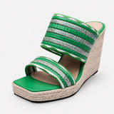 Sandale Talon Compensée Verte Design et Brillante avec brides vertes ornées de strass scintillants, haut talon compensé effet corde, plateforme et bout ouvert pour un style estival élégant.