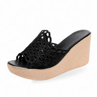 Sandale Talon Compensée avec Dentelle Épaisse Noire avec bride ajourée en dentelle, bout ouvert, plateforme et talon compensé beige pour un style estival élégant et confortable.