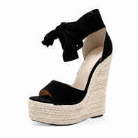 Sandale Talon Compensée avec Fermeture à Nœud Papillon noire avec bride avant, nœud décoratif à la cheville, plateforme épaisse et talon compensé effet corde pour un style estival élégant.
