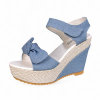 Sandale Talon Compensée avec Fermeture à Scratch bleue avec bride réglable à la cheville, nœud décoratif à l’avant, plateforme épaisse et talon compensé effet tressé pour un style estival élégant.