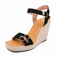 Sandale Talon Compensée avec Lanières Noires avec bride avant ornée de détails dorés, bride réglable à la cheville, plateforme et talon compensé effet corde pour un style estival élégant.