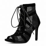 Sandale À Talon Femme Design Filet Moderne Et Confortable noire avec maille ajourée, laçage croisé, bout ouvert et talon aiguille haut pour un style moderne et élégant.