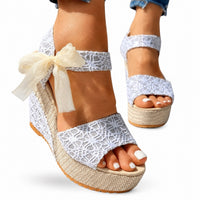 Sandale Talon Haut Femme Compensée avec un Nœud blanche avec dentelle ajourée, nœud décoratif à la cheville, bout ouvert, plateforme et talon compensé effet corde pour un style estival élégant.