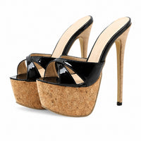 Sandale Talon Haut Femme Style Plateforme et Ouverte noire avec brides croisées vernies, plateforme épaisse effet liège, bout ouvert et talon aiguille très haut pour un style glamour et élégant.