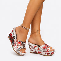 Sandale Talon Haut Femme avec Motifs Floraux avec imprimé fleuri rouge et gris, bout ouvert, plateforme épaisse et talon compensé pour un style estival élégant et féminin.