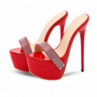 Sandale Talon Haut Femme avec Strass sur la Lanière rouge avec bride ornée de strass brillants, plateforme épaisse, bout ouvert et talon aiguille haut pour un style glamour et élégant.