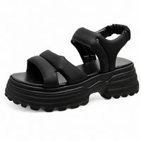 Sandale Talon Plateforme avec Fermeture Élastique noire avec larges brides croisées, bride arrière élastique, semelle plateforme épaisse crantée et design moderne pour un style confortable et tendance.