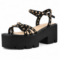 Sandale Talon Plateforme avec Lanières Fines Cloutées noire avec fines brides ornées de clous dorés, bride réglable à la cheville, semelle plateforme épaisse crantée et talon carré pour un style moderne et tendance.