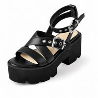 Sandale Talon Plateforme avec Lanières Noires avec brides croisées, boucles métalliques réglables, œillets décoratifs, semelle plateforme épaisse crantée et talon carré pour un style moderne et tendance.