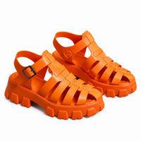 Sandale Talon Plateforme avec Lanières et Boucle orange avec brides multiples, fermeture à boucle réglable, bout ouvert et semelle plateforme épaisse crantée pour un style moderne et tendance.
