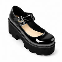 Sandale Talon Plateforme en Simili Cuir Verni noire avec finition brillante, doubles brides à boucles métalliques, bout fermé et semelle plateforme épaisse crantée pour un style moderne et tendance.