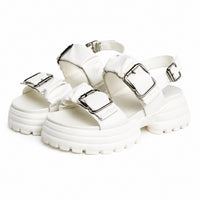 Sandale Talon Plateforme Épaisse Blanche avec brides réglables à boucles métalliques, bride arrière de maintien, semelle plateforme épaisse crantée et design moderne pour un style tendance et confortable.