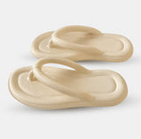 Sandale Tong Femme Originale et Souple beige, avec bride entre-doigts rembourrée, semelle ergonomique légère et design minimaliste pour un confort quotidien