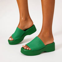 Sandale Verte Style Claquette avec Semelle Épaisse avec large bride texturée, bout ouvert, semelle plateforme épaisse et design moderne confortable pour les tenues estivales et le quotidien.
