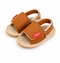 Sandale de Plage Bébé Souple en Simili Cuir marron, avec large bride à scratch, bout ouvert, semelle souple et design confortable pour les premiers pas