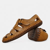Sandale de Randonnée Homme Souple et Résistante en cuir marron, avec fermeture à scratch, bout semi-fermé, semelle antidérapante et design respirant.