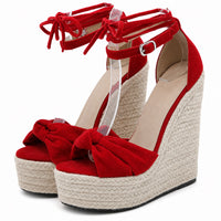 Sandales compensées femme rouges en suédine avec nœud et semelle espadrille