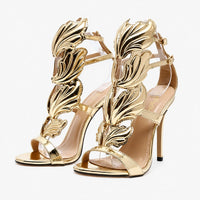 Sandales À Talons Hauts Dorées Avec Détails Ailes Sculptées