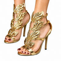 Sandales À Talons Hauts Dorées Avec Détails Ailes Sculptées