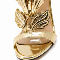 Sandales À Talons Hauts Dorées Avec Détails Ailes Sculptées