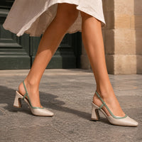 Sandales Dorées à Talons Carrés Élégants