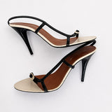 Sandales Chics à Talons Fins noires et beige avec fines brides élégantes, détail boucle dorée, bout ouvert et talons aiguilles pour un style chic et raffiné.