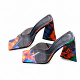 Sandales Colorées à Talons Épais pour Femme avec bout carré multicolore, brides transparentes, talons larges à motif abstrait coloré et design moderne pour les soirées et occasions spéciales.
