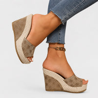 Sandales Compensées à Talons Hauts Style Élégant beige, avec large bride, semelle compensée effet corde et design confortable.