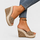 Sandales Compensées à Talons Hauts Style Élégant beige, avec large bride, semelle compensée effet corde et design confortable.