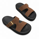 Sandales Confort à Talon Épais et Boucle Stylée avec large bride effet daim, boucle dorée réglable, semelle noire épaisse et confortable, et bout ouvert pour un style décontracté au quotidien.