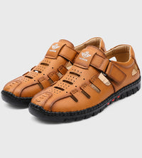 Sandales En Cuir Homme Confort Avec Semelle Antidérapante avec cuir souple, fermeture à scratch réglable, empiècements respirants, bout semi-fermé et semelle antidérapante pour un confort optimal au quotidien.