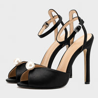Sandales Femme Chic En Satin Avec Détail Perle Raffiné noires avec finition satinée, perles décoratives, bride réglable à la cheville, bout ouvert et talon aiguille élégant pour les soirées et occasions spéciales.