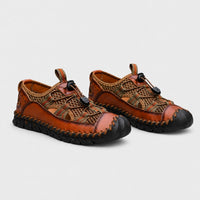 Sandales Homme En Cuir Avec Design Respirant avec cuir souple, empiècements respirants, fermeture à lacet élastique, embout renforcé et semelle antidérapante pour la marche et le quotidien.