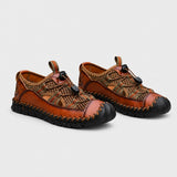 Sandales Homme En Cuir Avec Design Respirant avec cuir souple, empiècements respirants, fermeture à lacet élastique, embout renforcé et semelle antidérapante pour la marche et le quotidien.