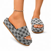 Sandales à Plateforme Fleuries Style Décontracté Été grises avec large bride à motifs floraux noirs, bout ouvert, semelle plateforme confortable et design estival décontracté.