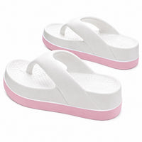 Sandales à Plateforme pour Femme blanches avec semelle épaisse compensée, lanière entre-doigts, base rose pastel et assise texturée pour un style estival confortable et décontracté.