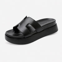 Sandales Plates à Talons Épais Style Urbain noires avec large bride ajourée, bout ouvert, semelle plateforme épaisse et design minimaliste pour un style moderne et confortable.