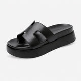 Sandales Plates à Talons Épais Style Urbain noires avec large bride ajourée, bout ouvert, semelle plateforme épaisse et design minimaliste pour un style moderne et confortable.
