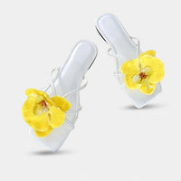 Sandales Plates d'Été à Fleur Ornementale avec fines brides, grande fleur jaune décorative, bout carré et design élégant pour les journées d'été et les occasions décontractées.