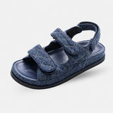 Sandales Style Romain Bleu Avec Scratch, en tissu bleu, avec doubles brides réglables à scratch, bride arrière, semelle plate confortable et design inspiré des sandales romaines