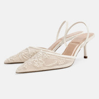 Sandales À Talon Blanches Brodées avec motifs floraux brodés, bout pointu, bride arrière fine et petit talon élégant pour un style raffiné et féminin.