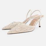 Sandales À Talon Blanches Brodées avec motifs floraux brodés, bout pointu, bride arrière fine et petit talon élégant pour un style raffiné et féminin.
