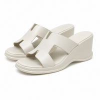 Sandales à Talon Compensé Confort Chic blanches avec large bride ajourée, bout ouvert, semelle compensée confortable et design élégant pour un usage quotidien et estival.