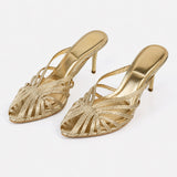 Sandales À Talon Dorées Avec Brides Croisées Élégantes avec fines brides entrelacées scintillantes, talons fins, bout ouvert et finition dorée raffinée pour les soirées, cérémonies et occasions spéciales.