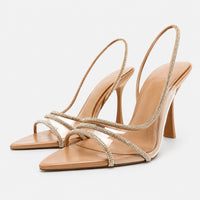 Sandales Talon Haut Nude à Strass avec fines brides croisées ornées de strass brillants, bout carré ouvert, bride arrière et talon haut élégant pour les soirées et occasions spéciales.