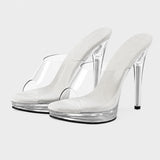 Sandales À Talon Transparentes Style Luxe avec brides transparentes, plateforme translucide, semelle argentée scintillante et talons aiguilles transparents pour un style moderne et élégant.