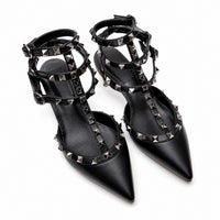 Sandales À Talons Aiguilles Avec Clous Métal Style Punk Chic noires avec brides multiples ornées de clous métalliques pyramidaux, bout pointu, brides réglables à la cheville et design élégant au style rock.